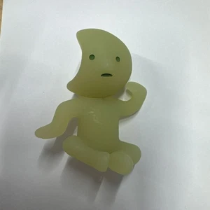 SMISKI Bed Series Secret Crescent Moon Glow In The Dark Figure Secret Rare - Picture 1 of 3