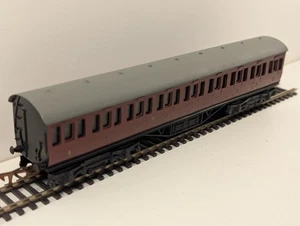 Graham Farish OO Gauge Freelance Suburban Bogie Coach – LMS Maroon - Picture 1 of 7