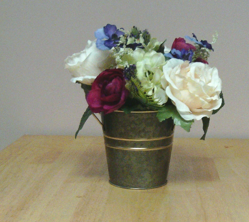 Arreglo de flores de seda Ranunculus mezcla en cubo gris recortado en dorado Foto 1 de 1