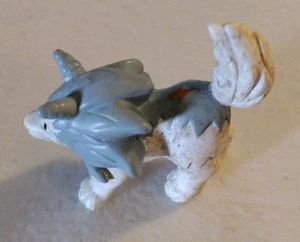 Minifigura Monster Rancher 1999 1,25" Young Baby Gray Wolf T.C.D.T. Playmates - Imagen 1 de 3
