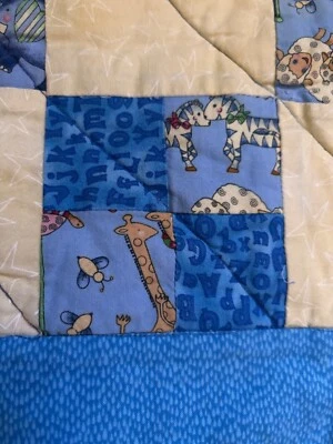 "COLCHA CUNA BEBÉ HECHA A MANO ARTISTA FIRMADA MÁQUINA COSIDA 37""x 37"" animales" Foto 1 de 4