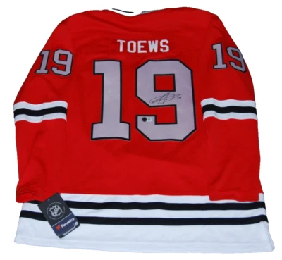 Camiseta de hockey para mujer firmada por Jonathan Toews (CHICAGO BLACKHAWKS) BECKETT 1W806117 Foto 1 de 4