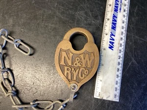 VINTAGE MESSING HERZFÖRMIG N&W NORFOLK & WESTERN Ry VORHÄNGESCHLOSS SCHLOSS MIT KETTE OHNE SCHLÜSSEL! - Bild 1 von 10