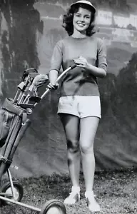 Vintage bella ragazza porta accanto pinup foto golfista 8x10 mazze borsa modello anni 50 - Foto 1 di 4