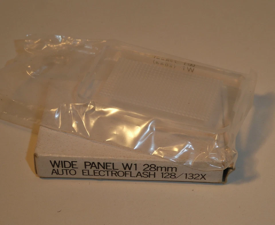 Vintage MINOLTA wide panel WI 28mm Auto electric flash 128/132x in box - Image 1 of 1