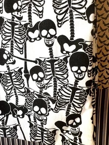 2 HALLOWEEN SCHWARZE SKELETTE KÜCHENTÜCHER WEISSER HINTERGRUND GRUSELIGE SCHÄDEL - Bild 1 von 6
