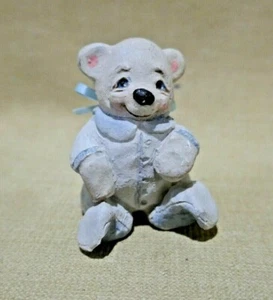 Estatuilla única para bebé niño oso en pijama azul pintada a mano - Imagen 1 de 5