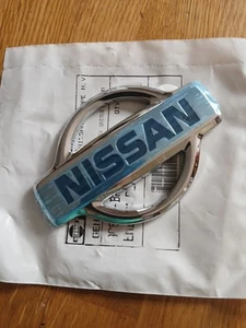 Nissan Almera N16, emblema insignia puerta trasera, pieza original nueva. años 99-02 - Imagen 1 de 2