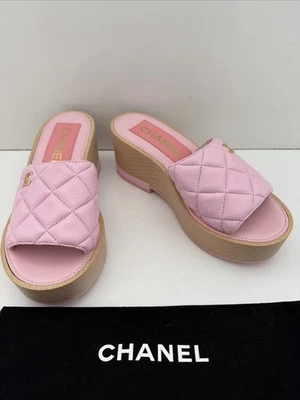 Sandalias de cuña Chanel 22C rosa claro acolchadas de cuero y madera CC Mule 35/5 Foto 1 de 4
