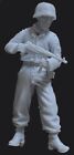 1/35 RESIN GERMAN SOLDIER CROUCHING WITH MP40 (NO. 2)