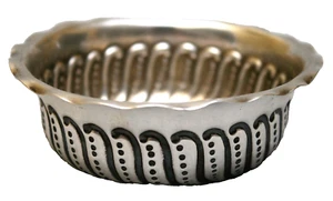 "Salsa, tazón pequeño, plata esterlina, G Unite, Londres, Repousse, c1890, 3,75" dia - Imagen 1 de 9