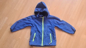 Größe 104 / 110: blaue Softshelljacke mit Kapuze, Staccato, Reflektoren, Kapuze - Bild 1 von 24