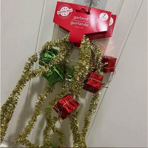 Guirnalda de oropel dorado para casa de Navidad con juego de 2 cajas de regalo envueltas (14 pies en total) - Imagen 1 de 2