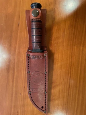 KA-BAR USMC 1252 5" BORDE RECTO CORTO DENTADO, FUNDA DE CUERO MARRÓN, EE. UU. Foto 1 de 4