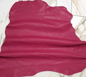 LEDER TIP 40045-UC, Lederreste, 1 Lederhaut 0,8mm, himbeerrot nappa - Picture 1 of 2