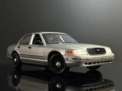 2001 Ford Crown Victoria LX Sedan Silver Frost Metallic M6720C Code 1/18 - Image 1 of 4