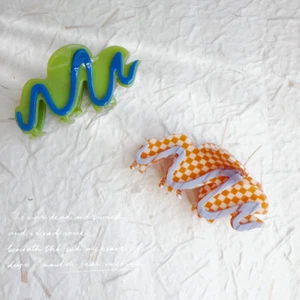 Pinzas para el cabello con diseño en zigzag únicas - Colores vibrantes verde y naranja - Imagen 1 de 6