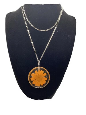 Collar Flor Naranja Envuelto En Resina Con Brillos En Cadena Tono Plata Foto 1 de 4