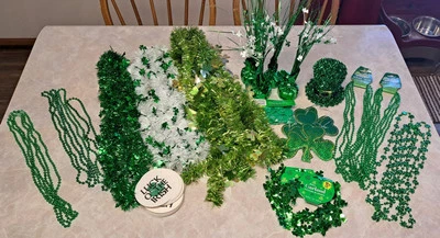 Lote de decoraciones y collares de cuentas para fiestas del día de San Patricio. Nuevo y Usado Foto 1 de 4