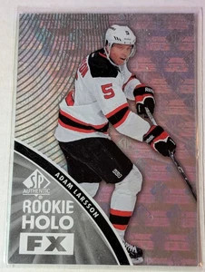 Auténtico SP 2011-12 ADAM LARSSON HOLO FX #RFX17 ROOKIE RC DEVILS - Imagen 1 de 2