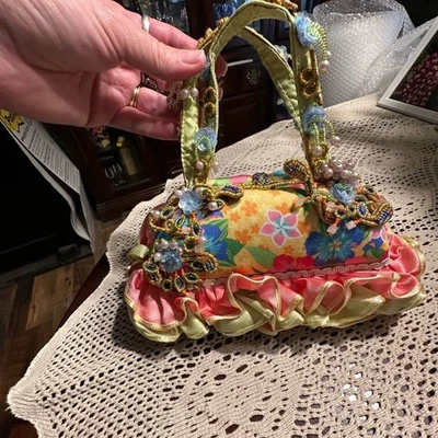 Bolso de Mano Pequeño Mary Frances Floral Con Cuentas Volantes Rosa Amarillo Foto 1 de 4