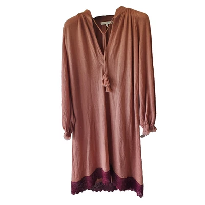 Vestido de cachemir desnudo manga larga color palo de rosa dobladillo de encaje cuello en V pequeño Foto 1 de 4