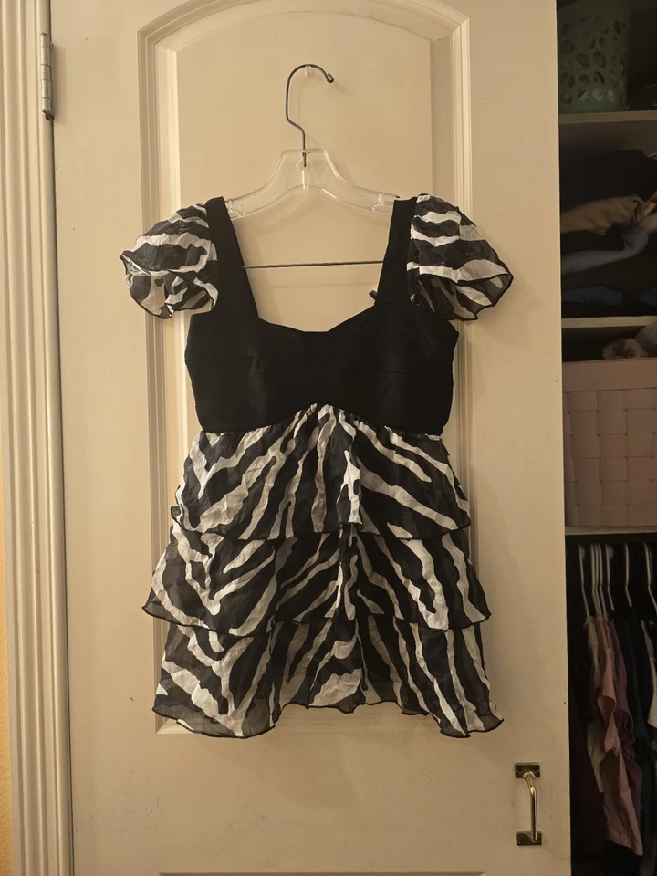 Blusa con Volantes Y2k Bebe Talla Pequeña Negra y Blanca  Foto 1 de 4