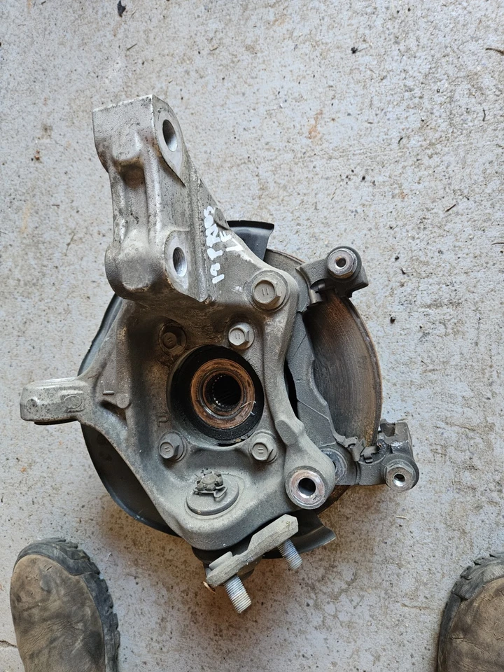 Toyota Prius 2012, husillo delantero izquierdo del lado del conductor Foto 1 de 1