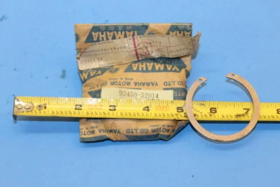 NOS YAMAHA DT1/2/3 DT1MX RT1/2/3 RT1MX YZ250/360 CIRCLIP - 93450-52014-00  - Image 1 of 2