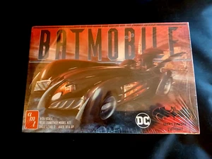 Model Kit Batman Batmobile with Batman Figure AMT 1:25 - Picture 1 of 4