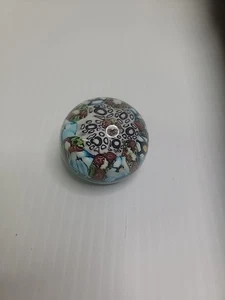 Pisapapeles de vidrio artístico vintage rojo, blanco, azul flor Millefiori 2" - Imagen 1 de 3
