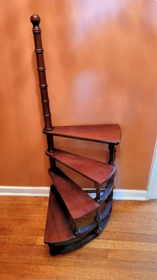 Elegancia victoriana: escalera/escalera de biblioteca espiral de madera vintage de 48" Foto 1 de 4