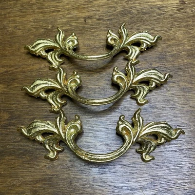 Juego de 3 tiradores de cajón dorados vintage con pergaminos dorados ornamentados Foto 1 de 4