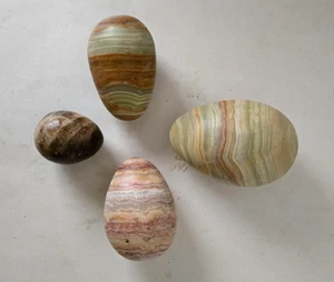 Lote de 4 huevos de ónix de ágata de piedra natural lisa con bandas de 3" 2 1/2" 1 3/4" - Imagen 1 de 7