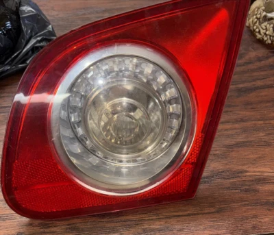 Оригинальный левый внутренний задний фонарь со стороны водителя для Volkswagen Passat 2010 5820P DG - Изображение 1 из 4