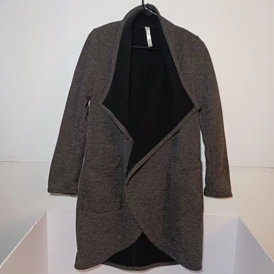 Chaqueta Abrigo Fabletics Moscow Talla Grande Negra Gris Envoltura Frente Abierto Foto 1 de 4