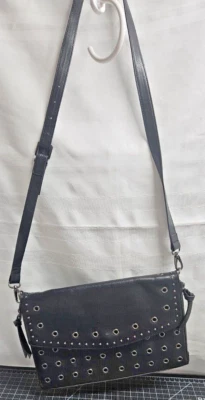 Bolso clutch bandolera Circus by Sam Edelman cuero negro con tachuelas 11x8" Foto 1 de 4