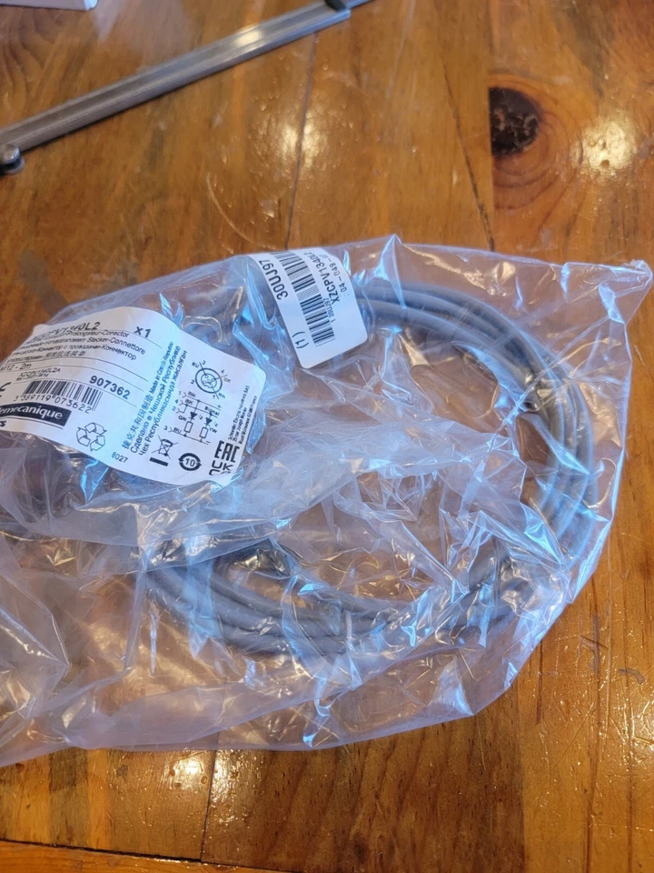 Telemecanique XZCPV1340L2 Female Connector Cable with LED Pre-Wired 90 Degree Elbow 2 PNP M12 3 Pins