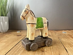 VINTAGE 1950'S PAINTED WOODEN TROJAN HORSE TOY ON WHEELS SCANDI DISPLAY DALA - Picture 1 of 9