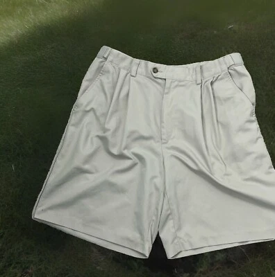 Pantalones Cortos IZOD Chinos Hombres 34 Bolsillos Plisados Cintura Extensor Beige Logo Golf Deportes Foto 1 de 4