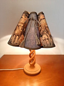 Lámpara de mesa vintage madera de haya hecha a mano escandinava retro motivo de caza casa de campo - Imagen 1 de 13