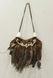 Bolsa de bilum tejida de fibra y pluma de Papúa Nueva Guinea - Imagen 1 de 4