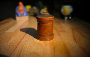 The small carved-wood bank is in very good condition. - Picture 1 of 4