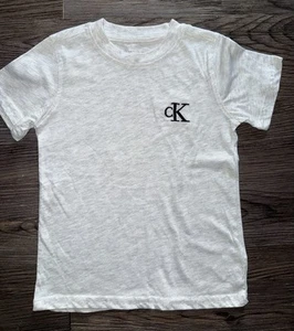 T-Shirt boy’s Calvin Klein Light Gray short sleeve size 5 Lightweight Everyday - Picture 1 of 3