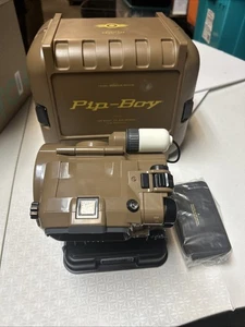 Fallout 4 Pip-Boy Model 3000 Mk IV Edizione da Collezione con Custodia -No Gioco - Foto 1 di 15