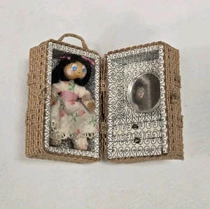 Baúl de muñeca miniatura artesanal de colección con muñeca pequeña RARO  - Imagen 1 de 7
