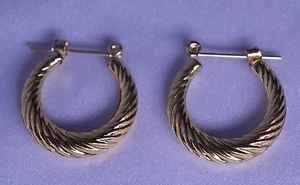 14K YELLOW GOLD EMBOSSED RIDGES PUFFY HOOP PIERCED EARRINGS WITH SNAP BARS - Picture 1 of 4