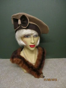 1940S VINTAGE  NEUTRAL & BROWN FELT HAT WITH BOW DECORATION  - Picture 1 of 4