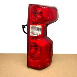 Luz trasera halógena derecha OEM 19-23 Chevy Silverado 1500 señal de giro lámpara de parada - Imagen 1 de 8