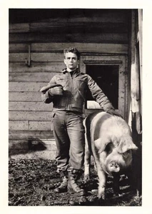 James Dean with Giant Pig Fairmount IN B&W Vintage Continental 1977 Postcard 885 - Picture 1 of 2